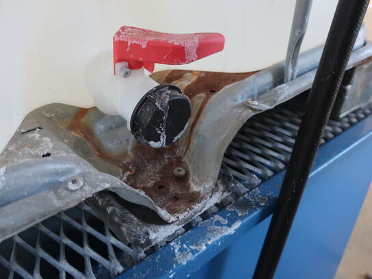 Palletank m. kemistation. Indeholder formentlig AdBlue. Inkl. pumpe.