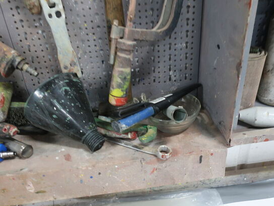 Filebænk m. skruestik, samt indhold på/i filebænk og skab på væg