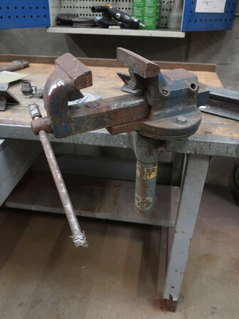 Filebænk m. 2. stk. skruestik m. HEUER-LIFT løftefunktion