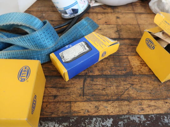 Filebænk m. skruestik samt indhold