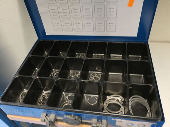 Værktøjsskab inkl. indhold, samt indhold på reol