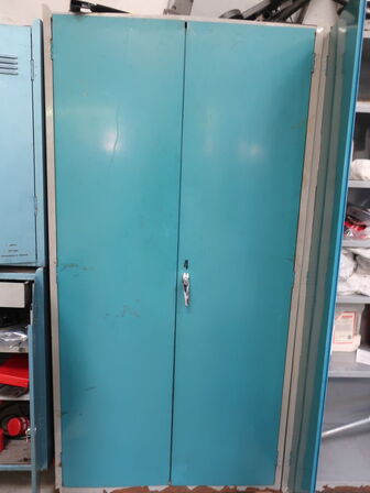 Stålskab inkl. indhold (se billeder)