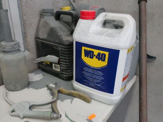 Værktøj/indhold på bord & hylde