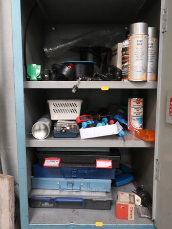 "Tøm skabet" - Indhold i 2 skabe (øvre & nedre)