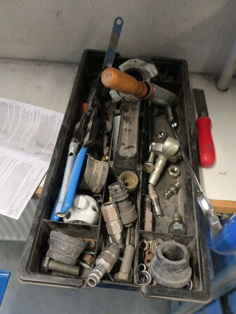 Værktøjsskab inkl. indhold, samt indhold på reol