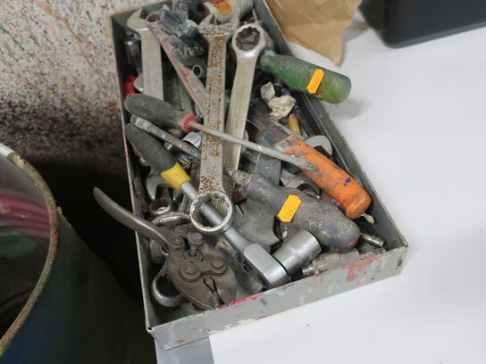 Filebænk m. skruestik, samt indhold på/i filebænk og skab på væg