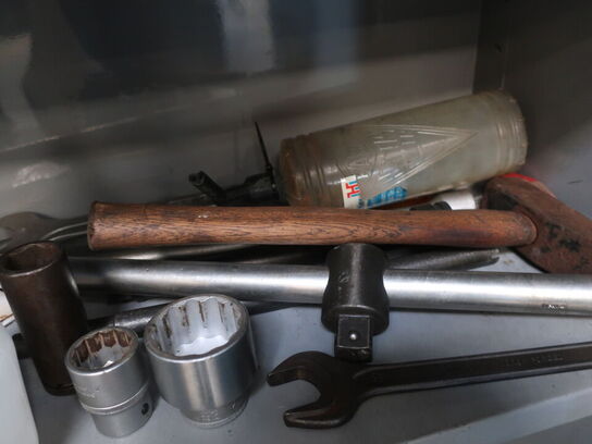 Stålskab inkl. indhold (se billeder)