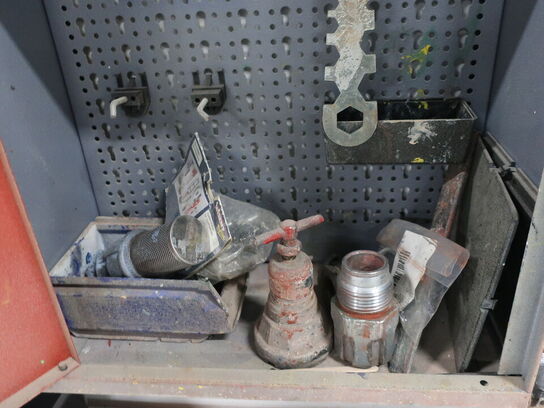 Filebænk m. skruestik, samt indhold på/i filebænk og skab på væg