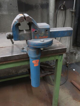 Filebænk m. 2. stk. skruestik m. PEDDINGTON løftefunktion