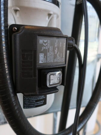 Palletank m. kemistation. Indeholder formentlig AdBlue. Inkl. pumpe.