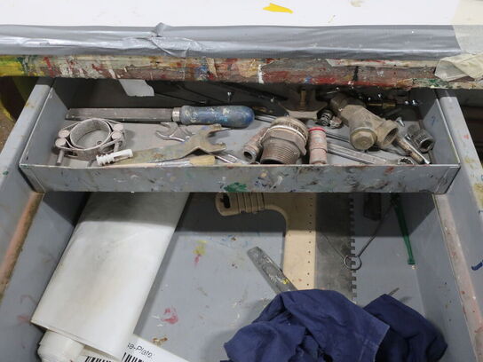 Filebænk m. skruestik, samt indhold på/i filebænk og skab på væg