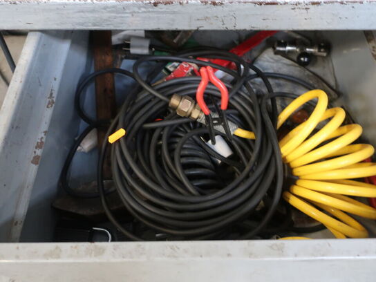 Filebænk m. skruestik samt indhold