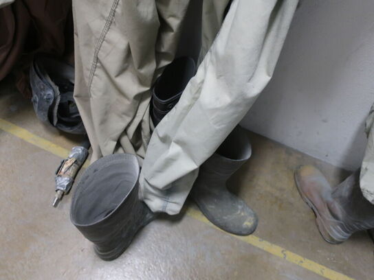 Div. dragter, støvler, friskluftsværn m.v.