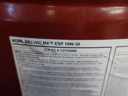 Kemistation inkl. indhold. Mængde i dunke og tromle ukendt.