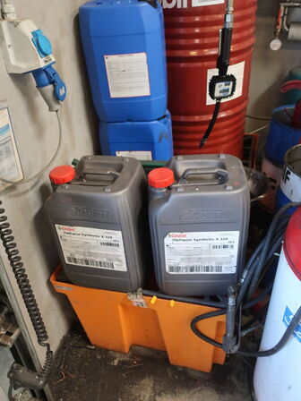 Kemistation inkl. indhold. Mængde i dunke og tromle ukendt.