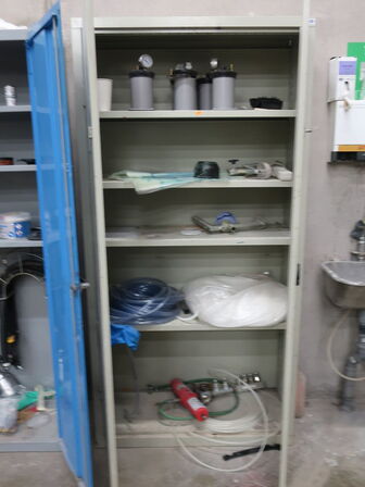 Stålskab BLIKA inkl. indhold (se billeder)