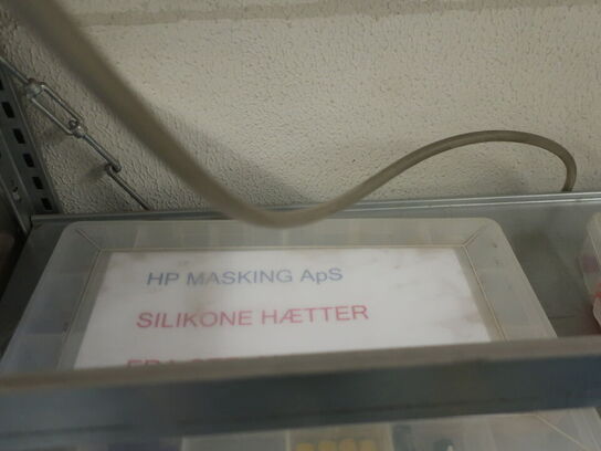 Reol m. systemkasser samt indhold