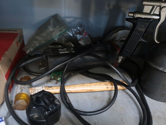 Stålskab inkl. indhold (se billeder)