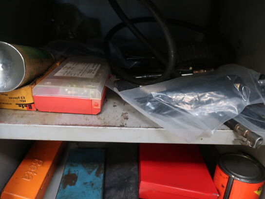 "Tøm skabet" - Indhold i 2 skabe (øvre & nedre)