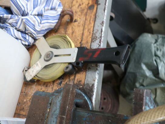 Filebænk m. skruestik samt indhold