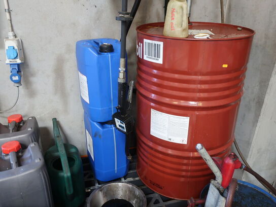 Kemistation inkl. indhold. Mængde i dunke og tromle ukendt.