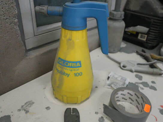 Værktøj/indhold på bord & hylde