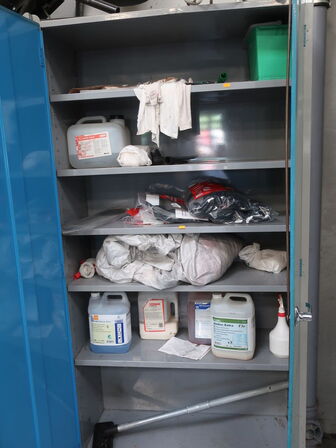 Stålskab inkl. indhold (se billeder)