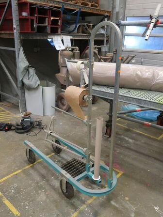 Stativ på hjul til afdækningspapir etc.