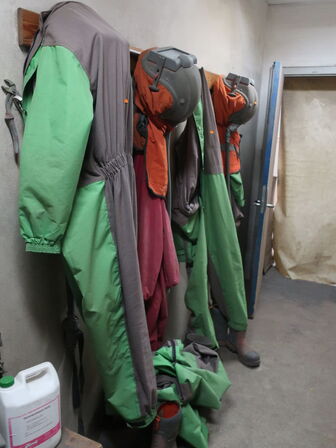 Div. dragter, støvler, NOVA hjelme m.v.