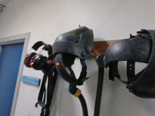 Div. dragter, støvler, friskluftsværn m.v.