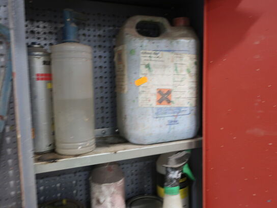 Filebænk m. skruestik, samt indhold på/i filebænk og skab på væg