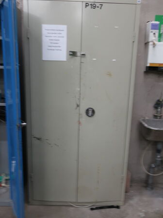 Stålskab BLIKA inkl. indhold (se billeder)