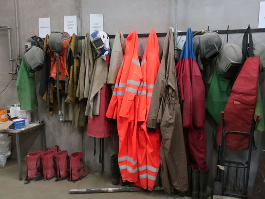 Div. dragter, støvler, NOVA hjelme m.v.