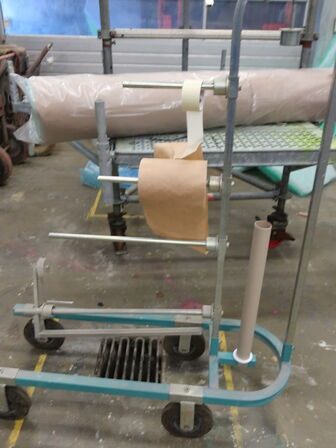 Stativ på hjul til afdækningspapir etc.