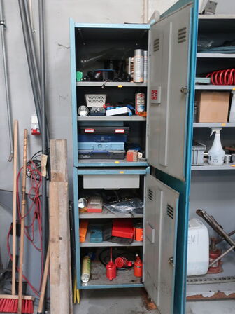 "Tøm skabet" - Indhold i 2 skabe (øvre & nedre)