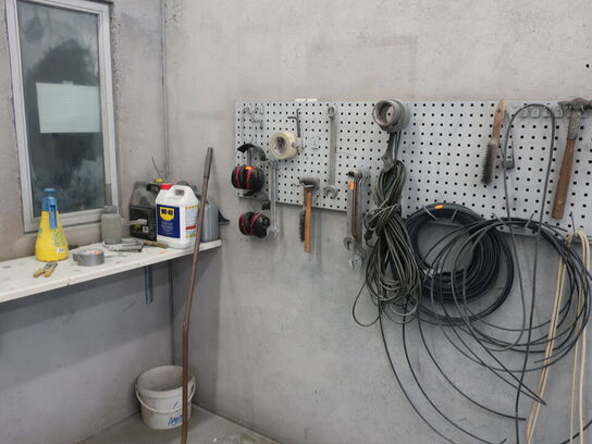 Værktøj/indhold på bord & hylde