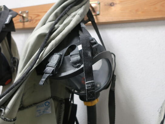 Div. dragter, støvler, friskluftsværn m.v.