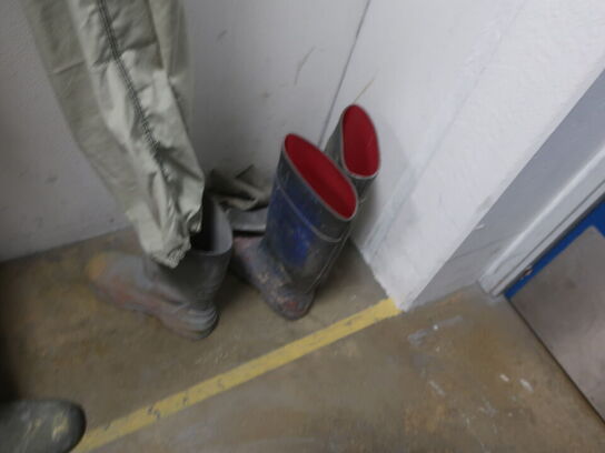 Div. dragter, støvler, friskluftsværn m.v.