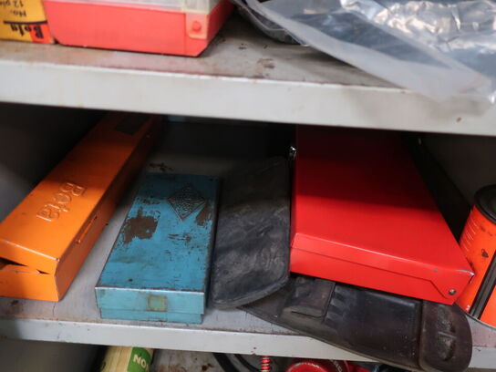 "Tøm skabet" - Indhold i 2 skabe (øvre & nedre)