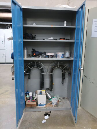 Stålskab inkl. indhold (se billeder)