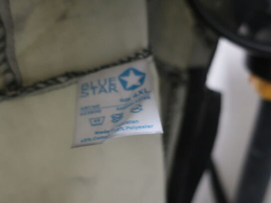 Div. dragter, støvler, friskluftsværn m.v.