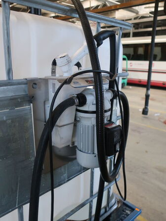 Palletank m. kemistation. Indeholder formentlig AdBlue. Inkl. pumpe.