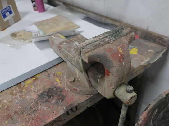 Filebænk m. skruestik, samt indhold på/i filebænk og skab på væg