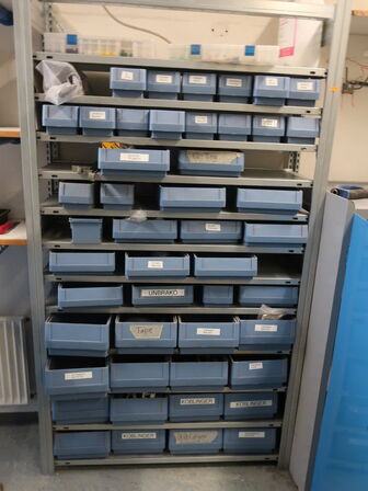 Reol m. systemkasser samt indhold