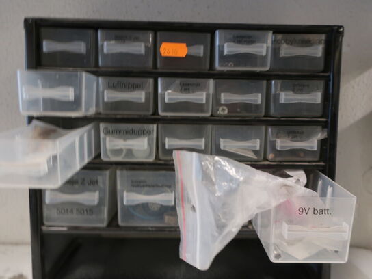 Værktøjsskab inkl. indhold, samt indhold på reol