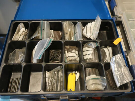 Værktøjsskab inkl. indhold, samt indhold på reol