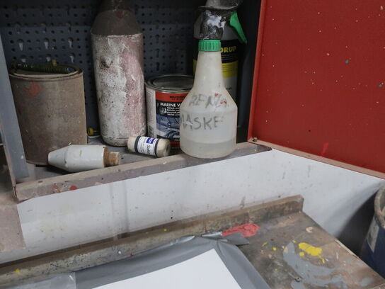 Filebænk m. skruestik, samt indhold på/i filebænk og skab på væg