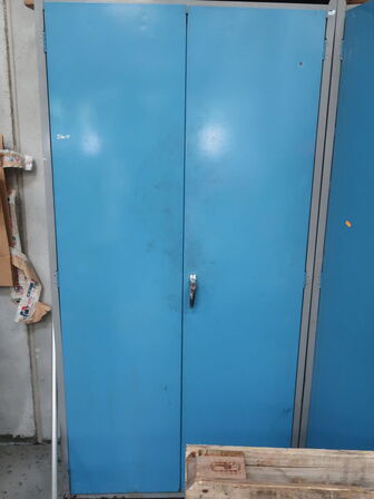 Stålskab inkl. indhold (se billeder)