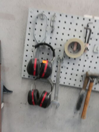 Værktøj/indhold på bord & hylde