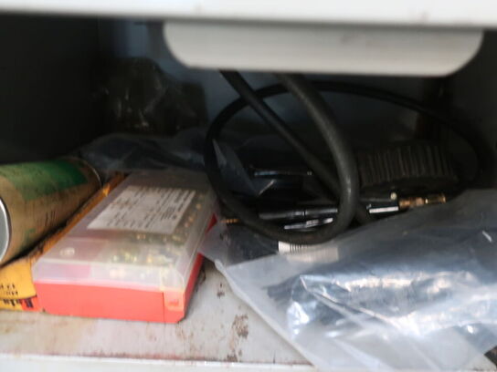 "Tøm skabet" - Indhold i 2 skabe (øvre & nedre)